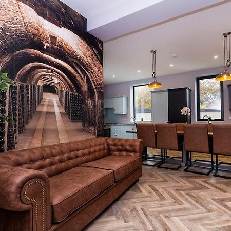 Bootique House - Luxury Group Accommodation In Вэйкфильд Экстерьер фото
