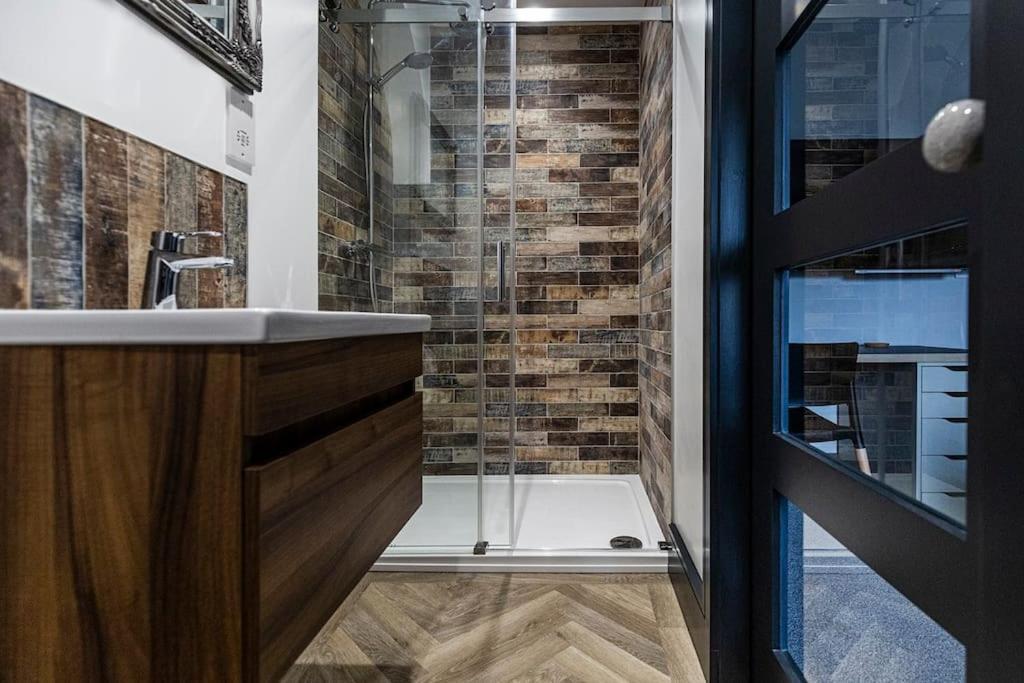 Bootique House - Luxury Group Accommodation In Вэйкфильд Экстерьер фото