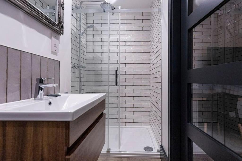 Bootique House - Luxury Group Accommodation In Вэйкфильд Экстерьер фото