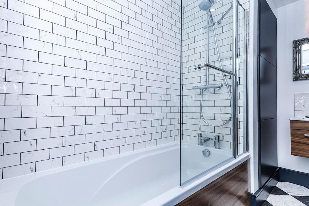 Bootique House - Luxury Group Accommodation In Вэйкфильд Экстерьер фото