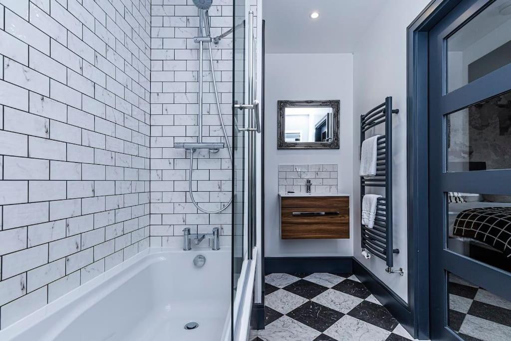 Bootique House - Luxury Group Accommodation In Вэйкфильд Экстерьер фото